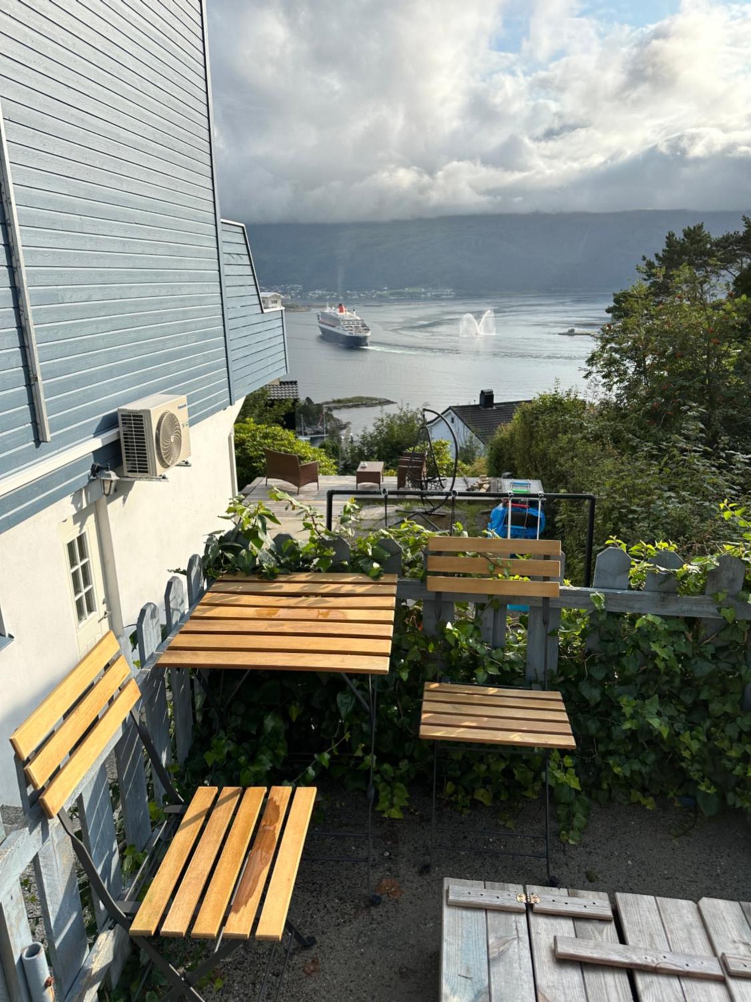 Great Place With View To The Mountains And Fjord Ålesund Exterior photo