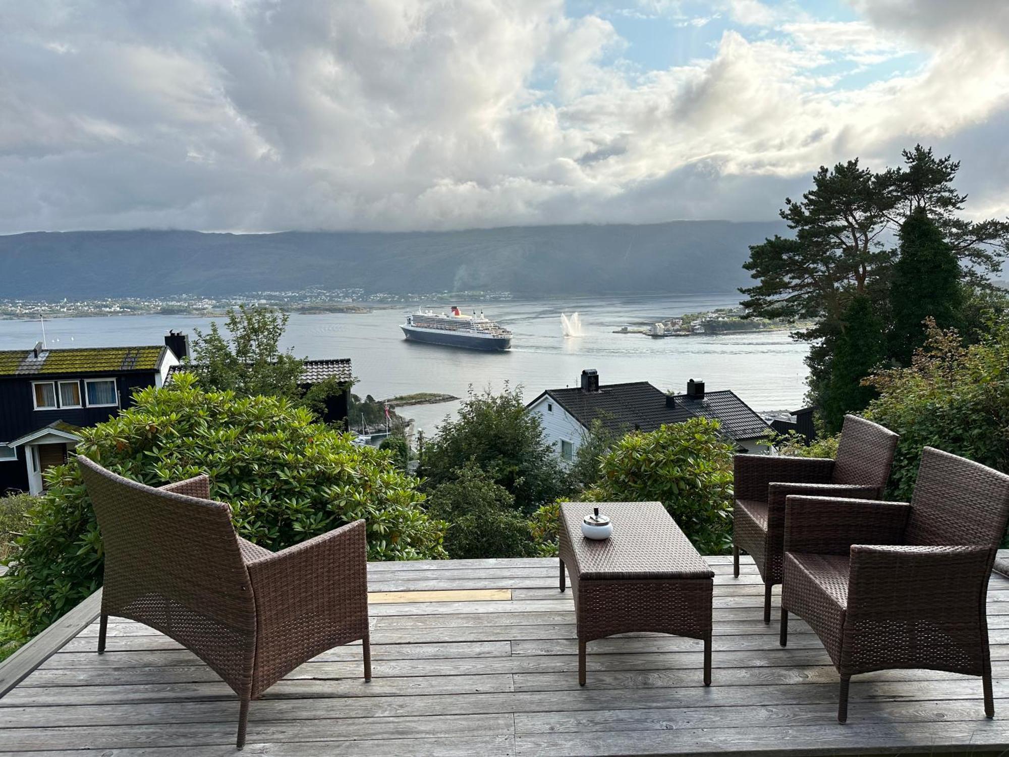 Great Place With View To The Mountains And Fjord Ålesund Exterior photo